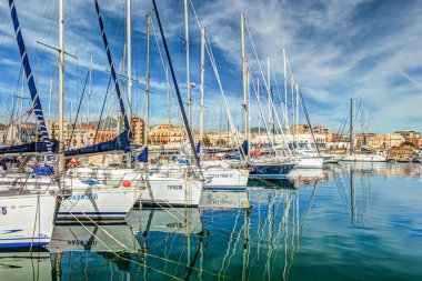 Tekneler ve yatlar La Cala Bay, Palermo'da eski liman Park