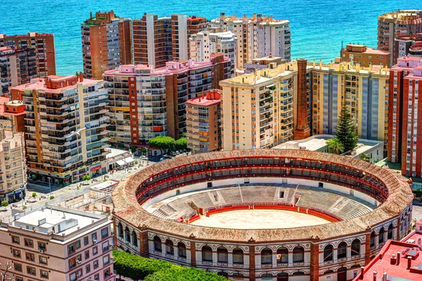 Dagweergave van Malaga met poort en Placa de Torros — Stockfoto