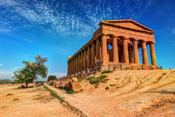 De beroemde tempel van Concordia in de vallei van de tempels in de buurt van Agrigento — Stockfoto