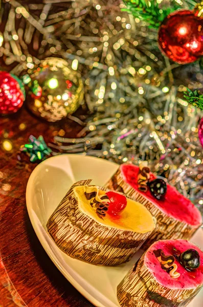 Torta con albero di Natale sullo sfondo — Foto Stock