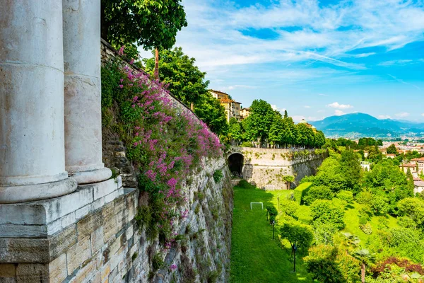 Panoramik Citta Alta, eski şehir. Bergamo