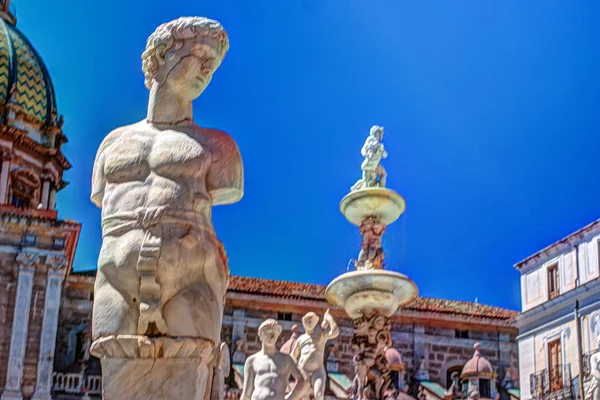 Famosa fuente de vergüenza en la barroca Piazza Pretoria, Palermo, Sicilia — Foto de Stock