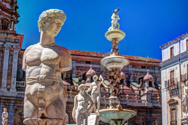 Berömda fontän av skam på barock Piazza Pretoria, Palermo, Sicilien — Stockfoto