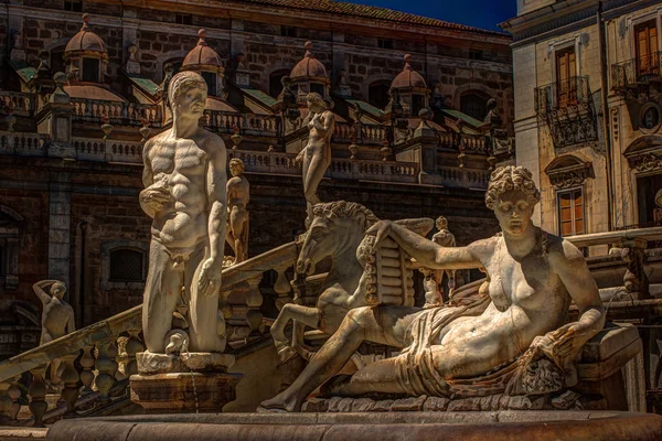 Famosa fonte de vergonha na barroca Piazza Pretoria, Palermo, Sicília — Fotografia de Stock