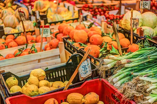 Färska grönsaker på en marknad i Palermo — Stockfoto