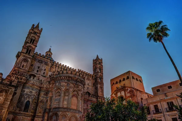 Atrás de la enorme catedral de Palermo, Sicilia —  Fotos de Stock