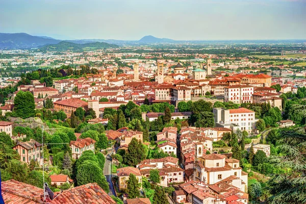 Vista en el casco antiguo Citta Alta de Bérgamo desde la colina de San Vigilio . —  Fotos de Stock