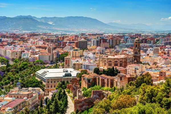 Panorama stadsgezicht luchtfoto van Malaga, Spanje. — Stockfoto