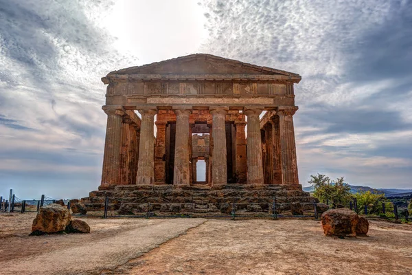 A híres Temple Concordia a Templomok völgyétől Agrigento közelében — Stock Fotó