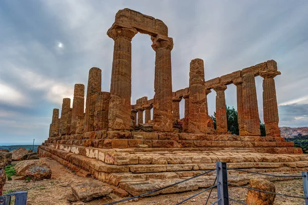 Tempel van Juno - oude Griekse mijlpaal in de Valle dei Templi — Stockfoto