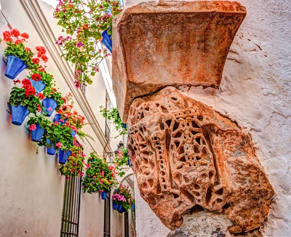 Paredes brancas bonitas decoradas com flores coloridas — Fotografia de Stock