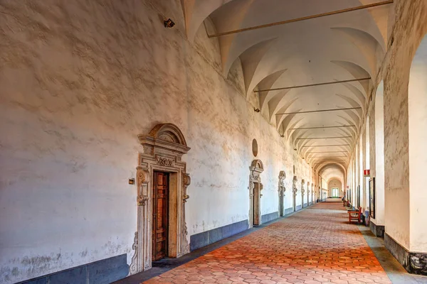 İçinde bir manastır manastır arches görüntüsünü.