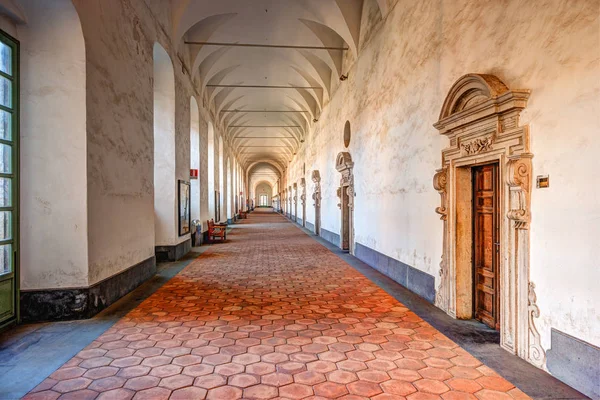 Изображение монастырской арки внутри монастыря . — стоковое фото