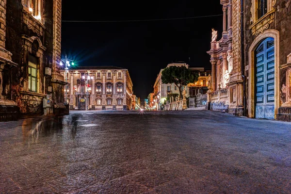 Piazza Duomo met stadhuis in Catania in Sicilië, Italië — Stockfoto