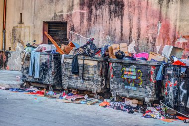 Dumpsters çöple dolu olmak