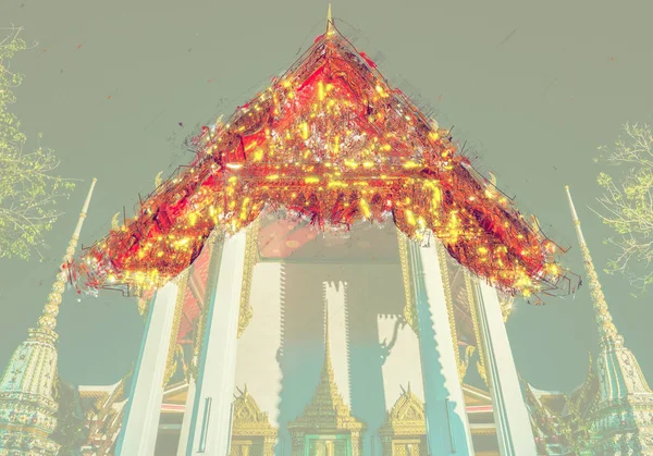 Die wunderschön dekorierten Pagoden des wat pho Tempels bei Nacht. — Stockfoto
