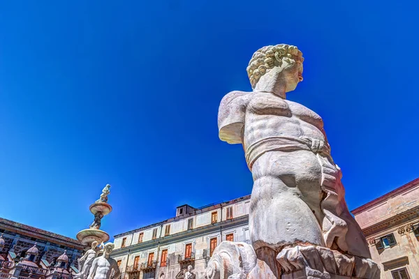 Известный фонтан позора на площади Пьяцца Претория в стиле барокко, Палермо, Сицилия — стоковое фото