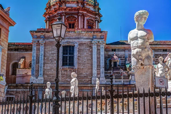 Famosa fuente de vergüenza en la barroca Piazza Pretoria, Palermo, Sicilia — Foto de Stock