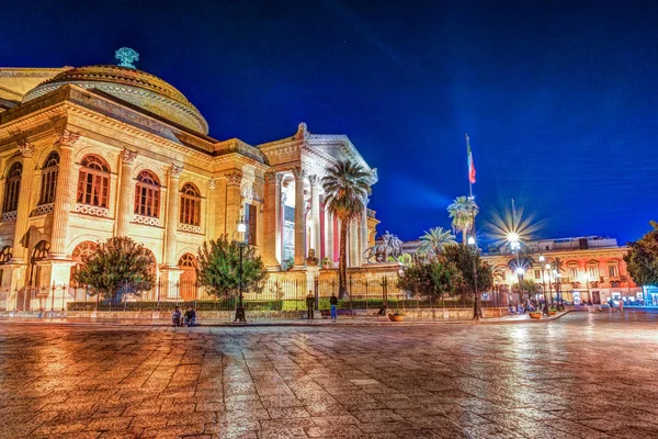 La vista nocturna del Teatro Massimo - Teatro de Ópera y Ballet en la Plaza Verdi —  Fotos de Stock