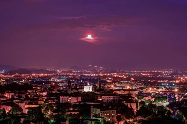 Uitzicht op de oude stad Citta Alta van Bergamo vanaf San Vigilio Hill. — Stockfoto