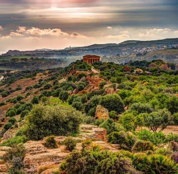 El famoso Templo de Concordia en el Valle de los Templos cerca de Agrigento — Foto de Stock