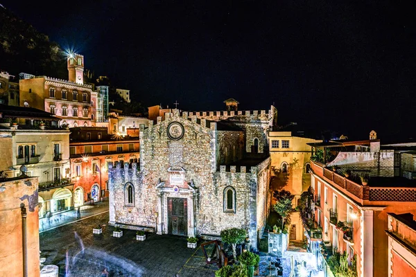 De Duomo in het populairste resort van de Siciliaanse Taormina. — Stockfoto