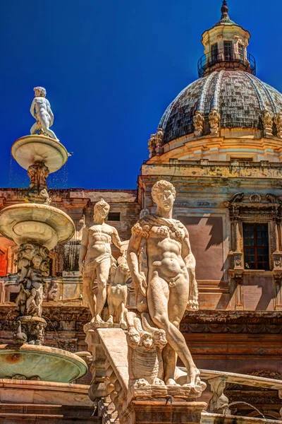 Slavná fontána hanby na barokní náměstí Piazza Pretoria, Palermo, Sicílie — Stock fotografie