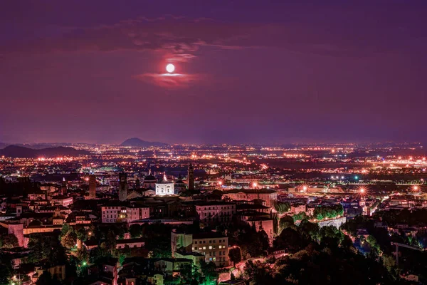 Vista na Cidade Velha Citta Alta de Bergamo a partir de San Vigilio Hill . — Fotografia de Stock