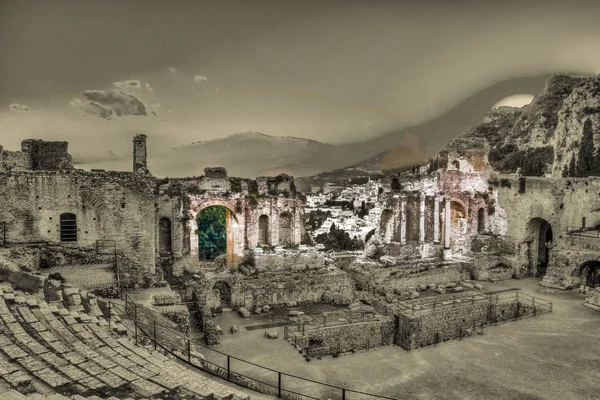 Les ruines du théâtre Taormina au coucher du soleil . — Photo