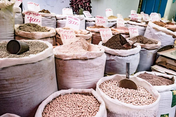 Ervas aromáticas, especiarias e condimentos no mercado oriental — Fotografia de Stock