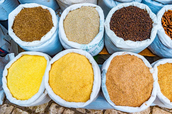 Hierbas, especias y condimentos en el mercado oriental — Foto de Stock