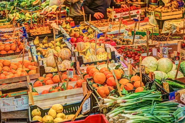 Palermo'da bir markette taze sebze
