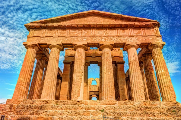 De beroemde tempel van Concordia in de vallei van de tempels in de buurt van Agrigento — Stockfoto