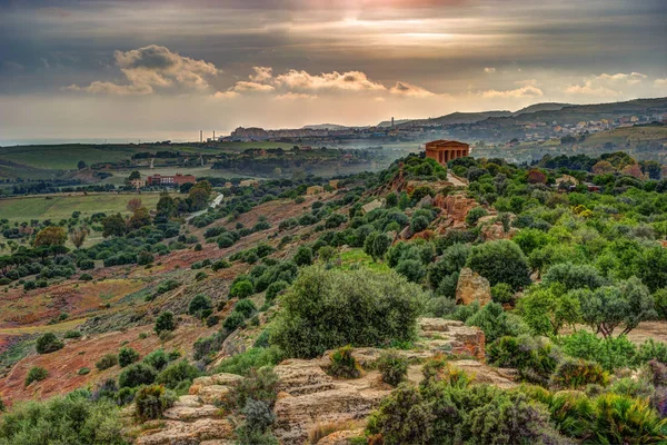 Det berömda templet av Concordia i Tempeldalen nära Agrigento — Stockfoto