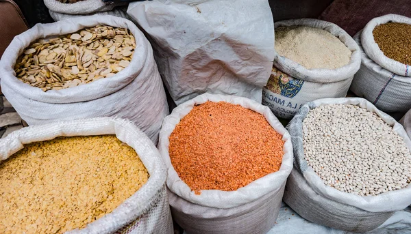 Ervas aromáticas, especiarias e condimentos no mercado oriental — Fotografia de Stock