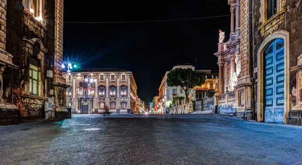 Piazza Duomo com Câmara Municipal em Catania, na Sicília, Itália — Fotografia de Stock