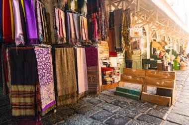 Çeşitli renkli bezler ve Kuzey Afrika'dan ipek