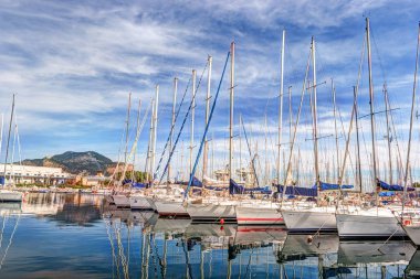 Tekneler ve yatlar La Cala Bay, Palermo'da eski liman Park