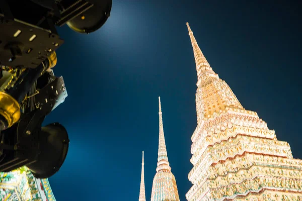 Les pagodes magnifiquement décorées du temple Wat Pho la nuit . — Photo