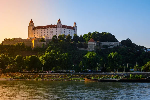 Bratislava Burg in der Hauptstadt der Slowakischen Republik. — Stockfoto