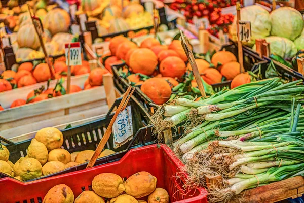 Färska grönsaker på en marknad i Palermo — Stockfoto