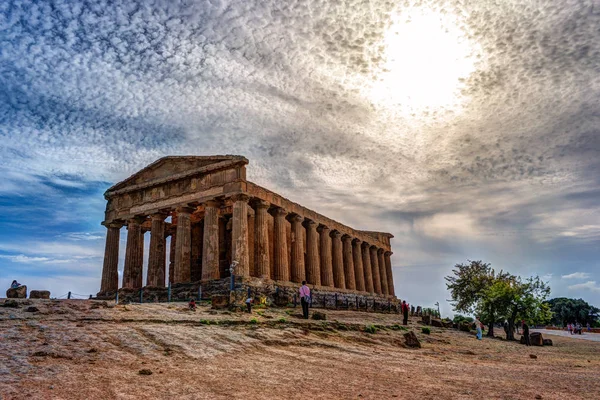 El famoso Templo de Concordia en el Valle de los Templos cerca de Agrigento — Foto de Stock