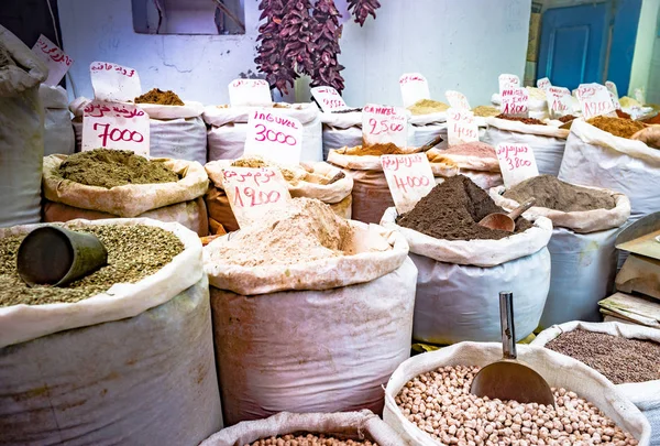 Ervas aromáticas, especiarias e condimentos no mercado oriental — Fotografia de Stock