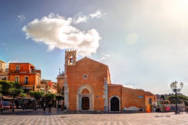 Taormina ana meydanında üzerinde göster