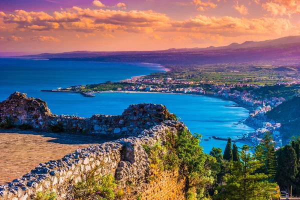 Ruiny divadla Taormina při západu slunce. — Stock fotografie