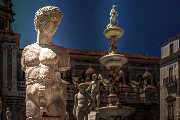 Famous fountain of shame on baroque Piazza Pretoria, Palermo, Sicily — Stock Photo, Image