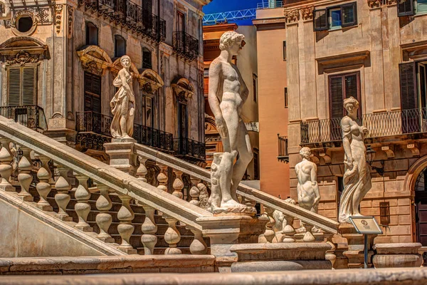 Famosa fuente de vergüenza en la barroca Piazza Pretoria, Palermo, Sicilia — Foto de Stock