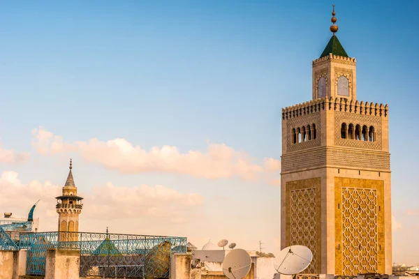 Blick auf die Al-Zaytuna-Moschee und die Skyline von Tunis im Morgengrauen. — Stockfoto