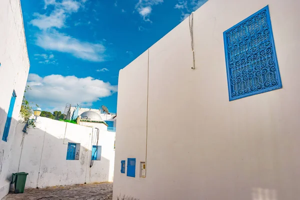 Sidi Bou Said, famoso pueblo con arquitectura tradicional tunecina . — Foto de Stock