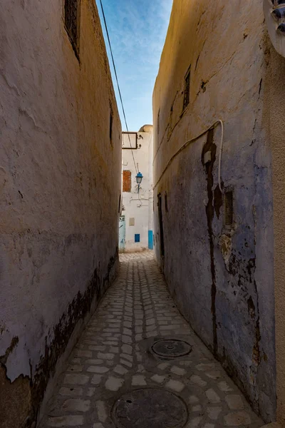 Hagyományos régi festett ajtót, egy történelmi kerületben vagy medina, Tunézia. — Stock Fotó